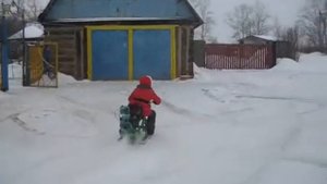 Детский снегокат с мотором от бензопилы.