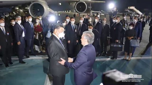 Мамлакатимизга давлат ташрифи билан келган Хитой Раиси Си Цзиньпин тантанали кутиб олинди смотреть онлайн
