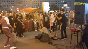 «Летящей походкой ты вышла из мая». На Арбате встречают сентябрь