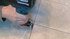 Чистка швов и затирка швов эпоксидной затиркой.