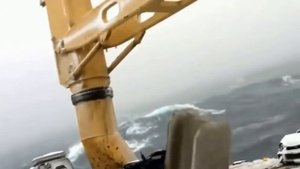 Машины падают за борт Судна и тонут в море шторма