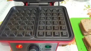 Бутерброды с курицей, сыром и вялеными помидорами в электровафельнице.