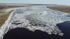 ледовый затор весной на реке Свирь в Ленинградской области