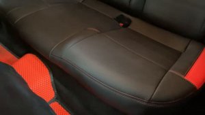 Чехлы на Опель Астра J GTC с красными вставками