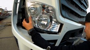 Mercedes Actros 1845-Wymiana żarówki reflektora/ Front headlight service