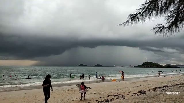 на берегу. пляж танцующей девушки летающая тарелка смотреть онлайн