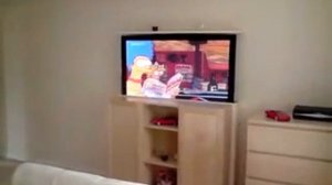 Линейный моторизированный лифт поднимает ТВ из комода 8