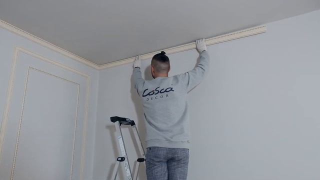 Монтаж интерьерного багета Cosca потолочный плинтус