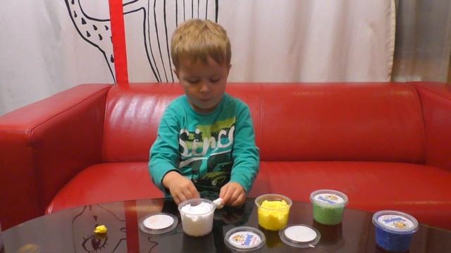 Поделки из шарикового пластилина, ребенок лепит игрушки смотреть онлайн