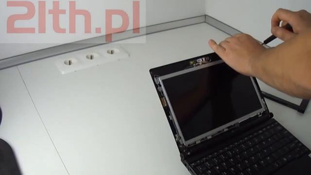 How remove or replace LCD LED 10,1 in laptop Toshiba mini NB500 or NB505 смотреть онлайн