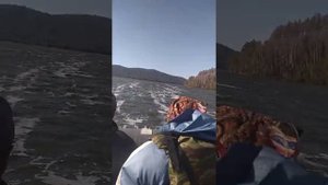 лодка катамаран байкат 400 спорт по интенсивной волне с ветром