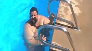 fat man in the pool    ТОЛСТЫЙ МУЖЧИНА В БАССЕЙНЕ