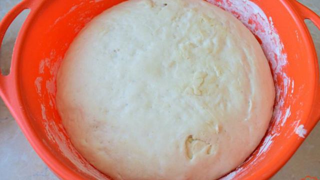 Пицца с грибами и маринованными огурцами