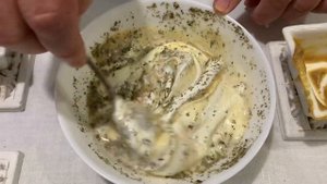 Куриные бедрышки в горчично - сметанном соусе.