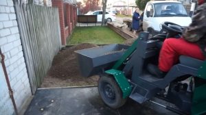 Самодельный минипогрузчик в работе.