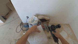 Как отрезать узкую полоску кафельной плитки.