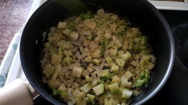 Больше не выбрасываю стебель брокколи! Варю ароматный суп-пюре.