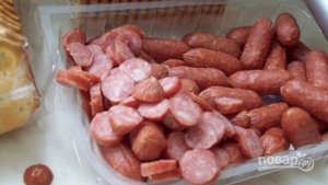 Закуска на крекерах с сыром и сосисками