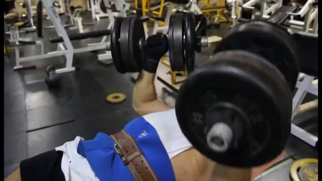 Жим гантелей по 60кг. СК Чертаново. Dumbbell Chest Press 60kg смотреть онлайн