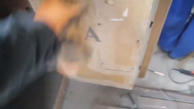 Сейф со времен СССР. Что в нем есть ценного? Разрежем и посмотрим. смотреть онлайн