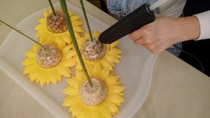 Подарок своими руками. Подсолнухи с орехами, из бумаги.