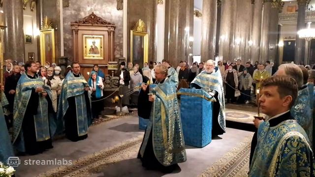 Вечернее богослужение с чином погребения Пресвятой Богородицы в Казанском кафедральном соборе смотреть онлайн