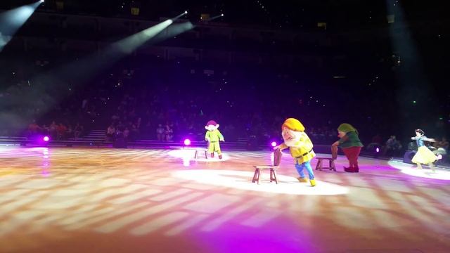 Disney On Ice : Dare to Dream  7 Dwarves