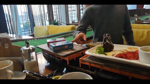 Паровозы доставляют еду! | Ресторан Кулибин в Москве: стоит ли сходить?
