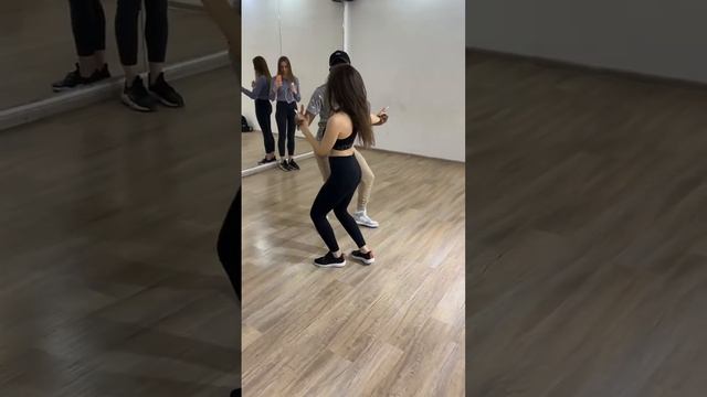 #бачата Урок Мадрид. шаг | Обоюд поворот | Поворот партнера | Накидка | Волна | Поворот | Камбрэ смотреть онлайн