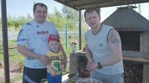 на даче у Сан Саныча! поет и играет Петр Т.