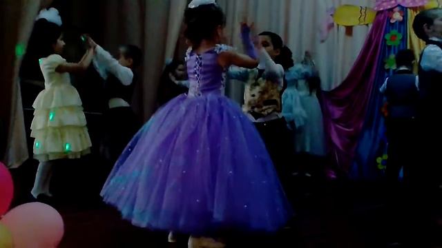 Танец к 8 марта смотреть онлайн