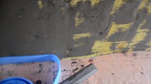 Приклеивание демферной ленты к стенам