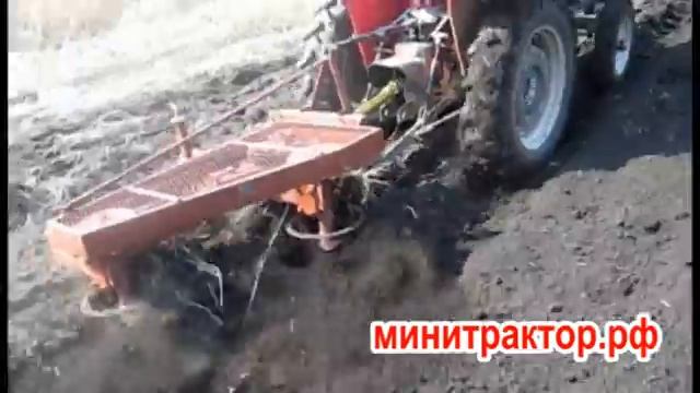 Вспашка минитрактором с роторным плугом-картофелекопателем смотреть онлайн