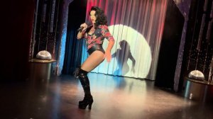 Drag Queen Vlada Stern sing live Welcome to Burlesque