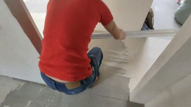 Бюджетный способ выравнивания Кривой Стяжки и неровных полов 90 м2 За 3000 тыс стяжка под ламинат смотреть онлайн