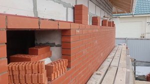 Кладка облицовочного кирпича на внешние стены дома из газобетона