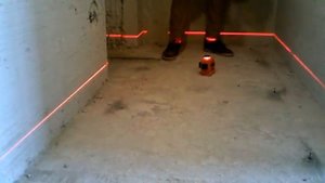 выставление маяков на пол, делаем один уровень во всей квартире