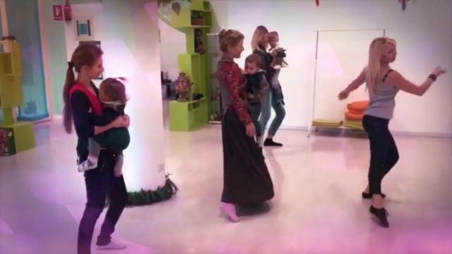 Бодрящее утро на занятии СлингоТанцев смотреть онлайн