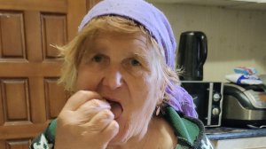 Бабушка ест куриные лапы и голову. Мукбанг