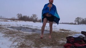 Рыбак ушёл под лёд ))) купание в проруби на Крещение в -20 градусов мороза.
