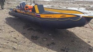 Оригинальный спуск лодки по камням РИБ ПНД Баренцево море HPDE RIB boat rock test