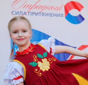 Выступление на сцене. Полина выступает на городской сцене. танец. матрешки.