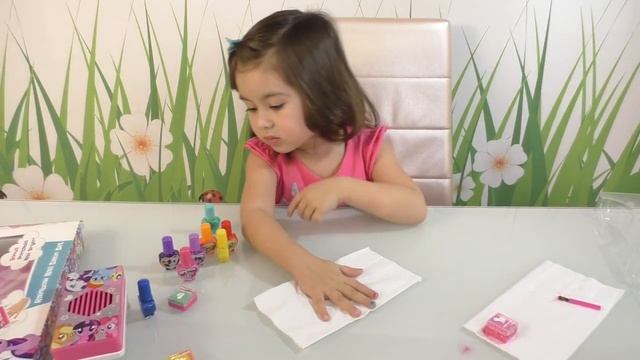 Маникюр для девочек / Папа красит ногти смотреть онлайн