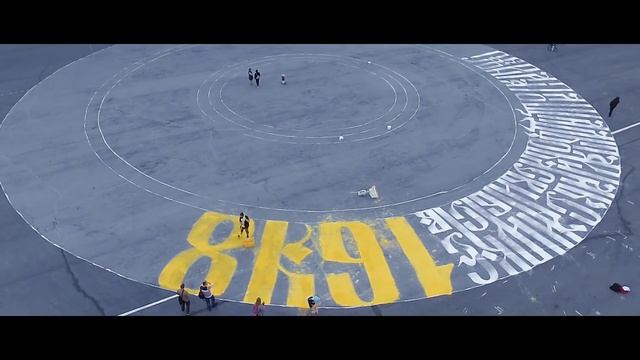 Огромная каллиграфия на главной площади города (Покрас Лампас тут не причём)