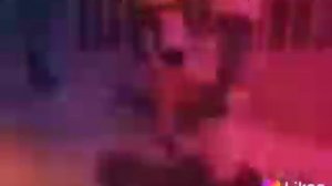 menina  dançando demais