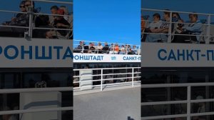 В Петергоф и обратно на скоростном катамаране