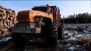 Лесовозы УРАЛ. Прут по грязи и бездорожью!!!