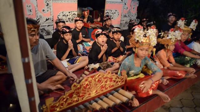 Традиционная музыка Бали гамелан @ Traditional Balinese Music Gamelan смотреть онлайн