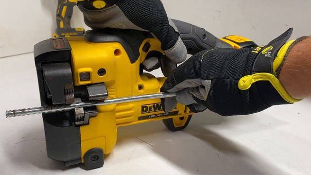 Dewalt DCS350 stříhání závitových tyčí смотреть онлайн