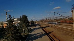 НЕЗНАКОМЕЦ НАЕХАЛ НА ВОКЗАЛЕ. ЗДЕСЬ СНИМАТЬ ЗАПРЕЩЕНО